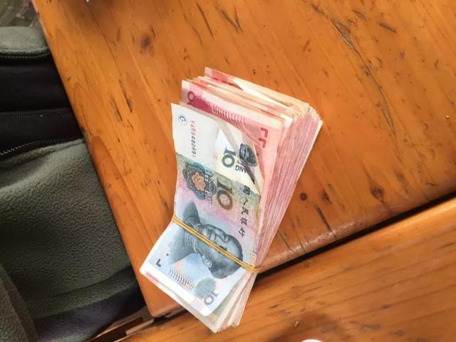 这么任性?游客用近万元现金喂长颈鹿 云南野生动物园发文寻失主 骚操作 第3张 这么任性?游客用近万元现金喂长颈鹿 云南野生动物园发文寻失主 骚操作 第3张